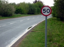 Французы придумали новый дорожный знак «можно ускориться»