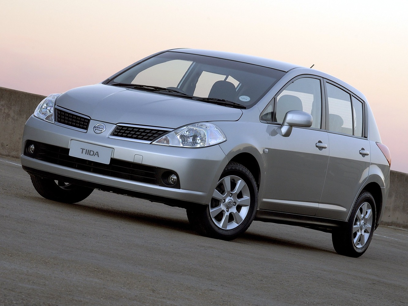 Nissan tiida. Nissan Tiida c11. Ниссан Тиида хэтчбек. Nissan Tiida 2004-2012.